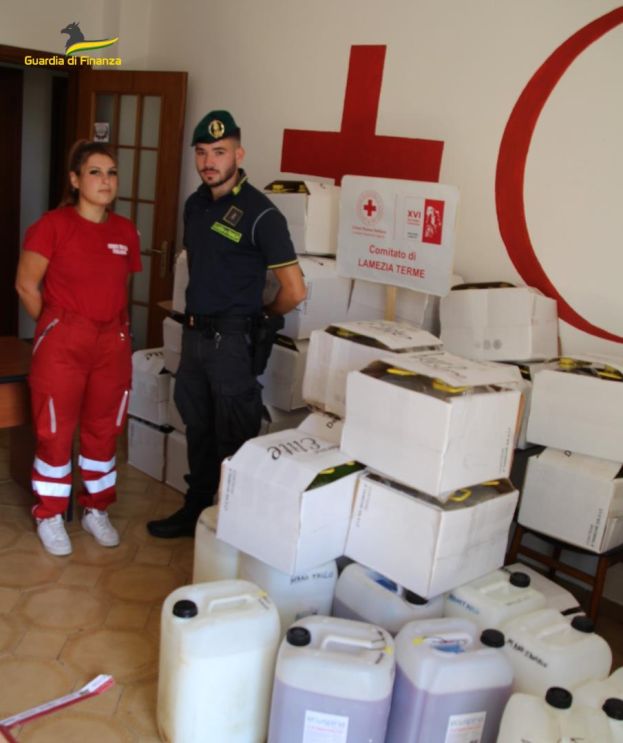 Le fiamme gialle donano alla Croce rossa detergenti confiscati