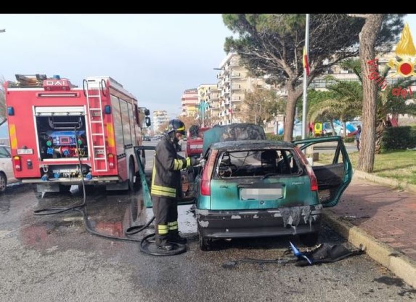 Auto va a fuoco sul lungomare di Catanzaro, illesi i passeggeri