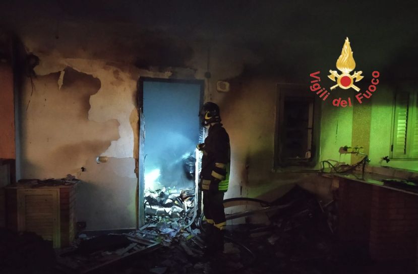 Incendio in abitazione, intervengono i Vigili del fuoco