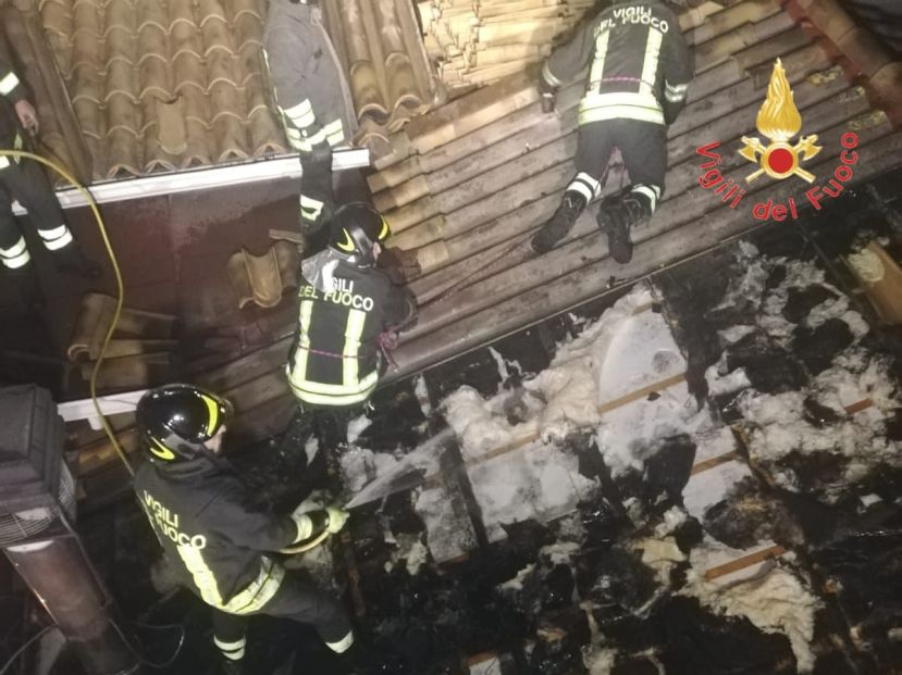 A fuoco il tetto di un&#039;abitazione, intervengono i vigili del fuoco
