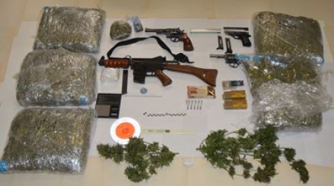 Marijuana, cocaina e armi: un arresto e due denunce