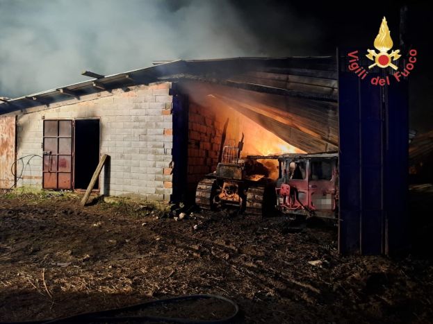 Incendio in un capannone agricolo, ingenti danni