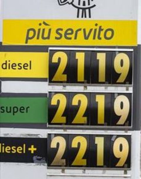 Prezzi carburante, U.Di.Con.: “Il governo intervenga concretamente congelando l’incremento delle accise”