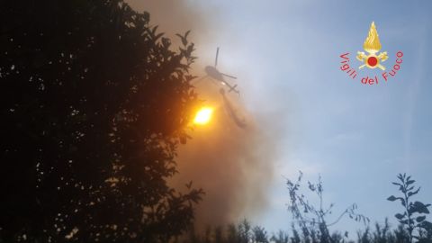 Macchia mediterranea in fiamme, intervengono i vigili del fuoco