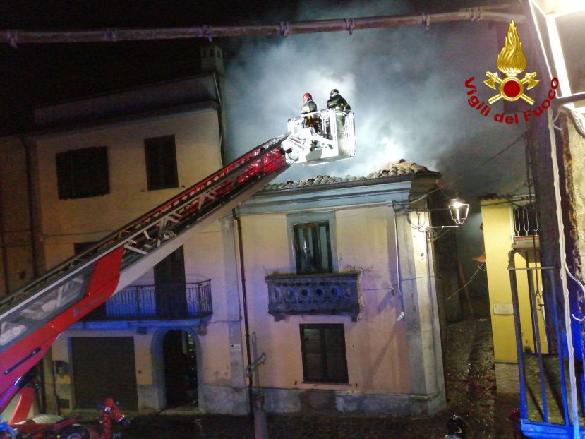 Casa in fiamme a Vallelonga, intervengono i vigili del fuoco