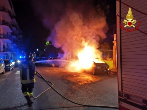 Auto in fiamme nella notte, indagano i carabinieri