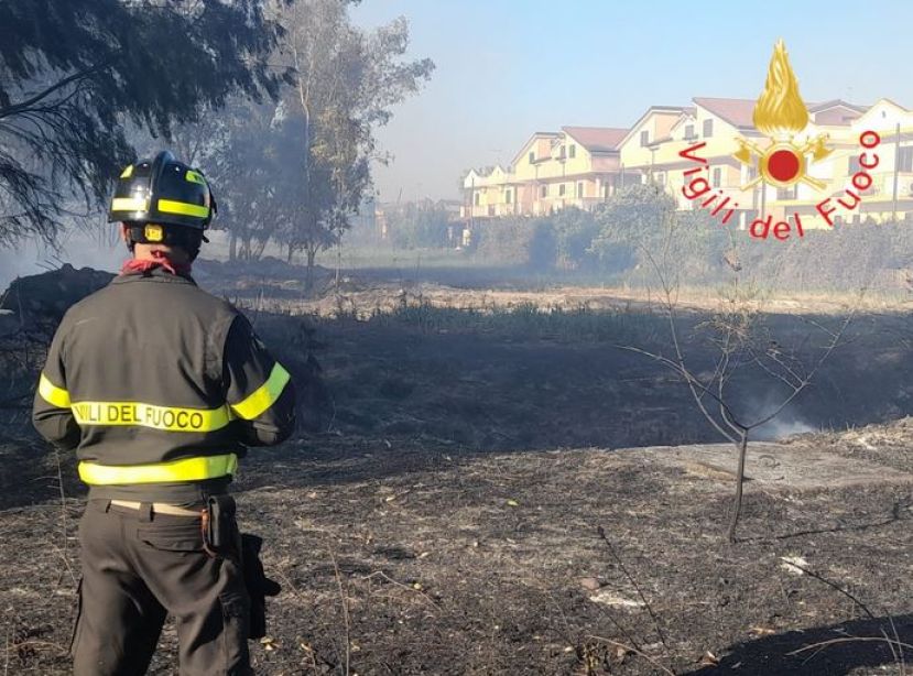 Incendio minaccia un villaggio turistico, evacuate 15 famiglie