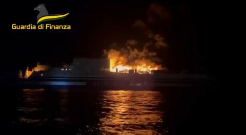 Incendio su un traghetto tra Grecia e Brindisi, 13 dispersi