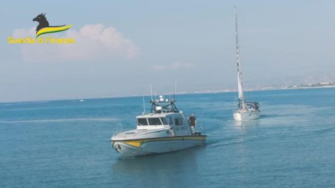 Imbarcazione a vela carica d'immigrati intercettata in Calabria, fermati i presunti scafisti