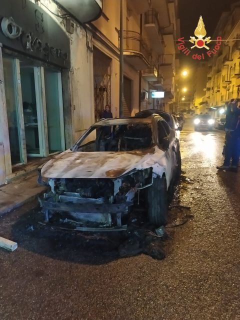 Auto in fiamme nella notte, danneggiato un negozio