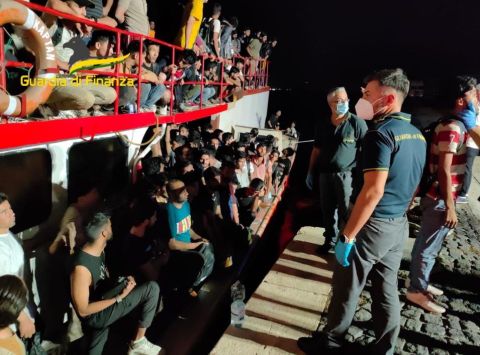 Imbarcazione con 252 immigrati a bordo approda in Calabria, identificati i presunti scafisti