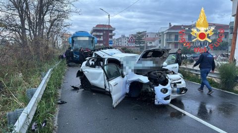 Badolato: scontro auto-bus sulla Ss106, un morto