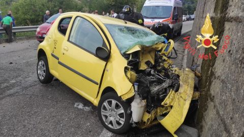 Tragico scontro auto-camion, muore una 40enne