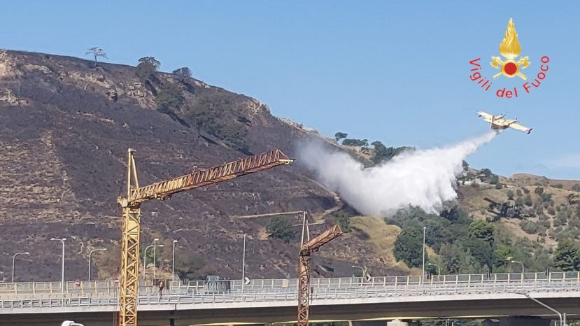 Vasto incendio a Catanzaro, in azione Canadair ed elicottero dei vigili del fuoco