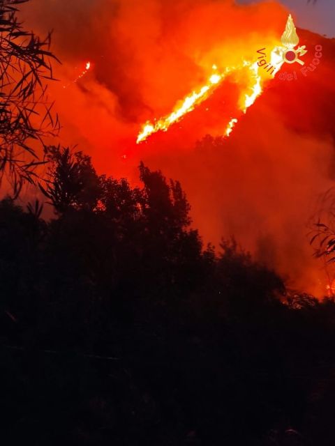 Calabria: incendi in tutta la regione, oltre 110 interventi dei vigili del fuoco