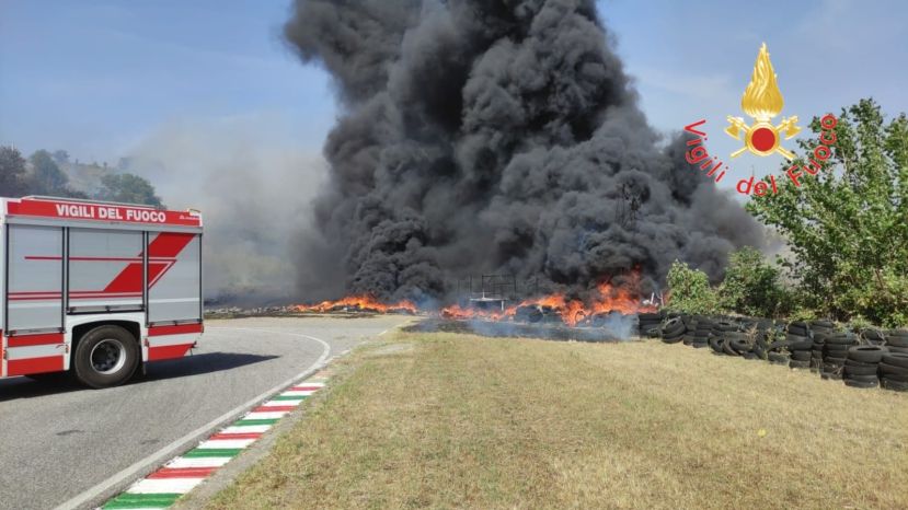 Incendio lungo la Ss 280, le fiamme raggiungono la pista di go kart