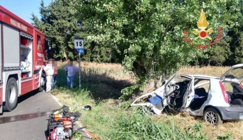 Auto finisce contro un albero: morto un 16enne, tre feriti gravi