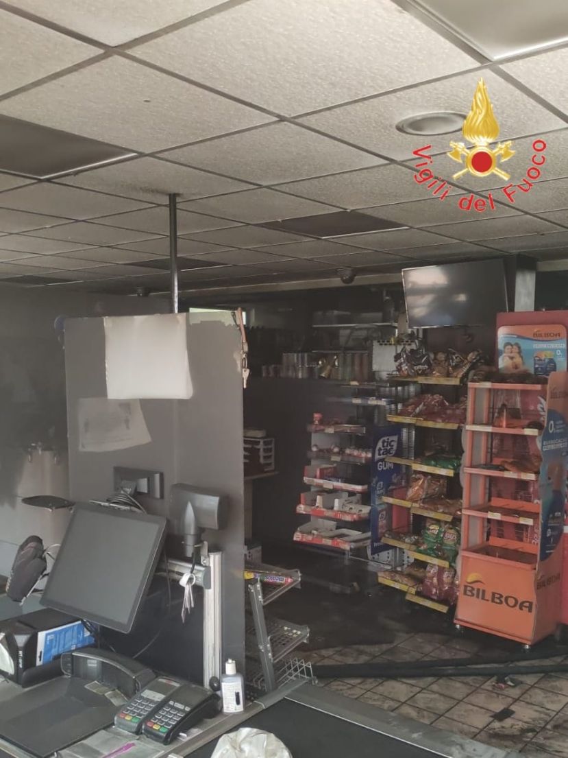 Incendio in un supermercato, intervengono i vigili del fuoco