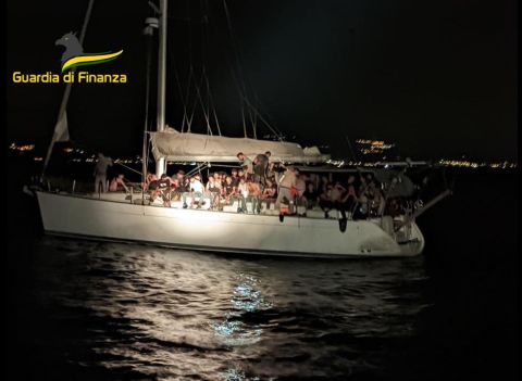 Immigrazione, barca con oltre 100 persone a bordo interecettata in Calabria