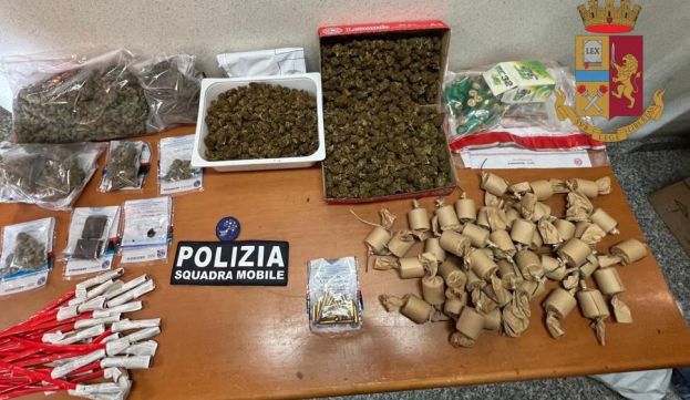 Soriano: la polizia sequestra 4 Kg di marijuana, munizioni e bombe carta