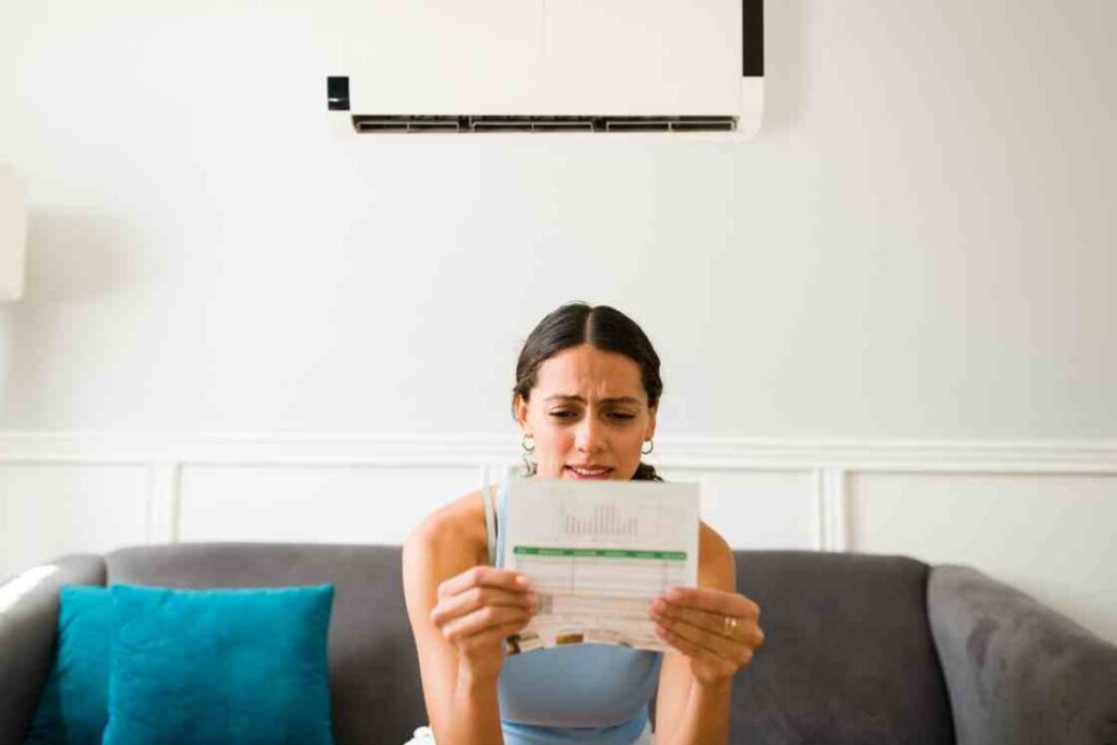 Donna preoccupata per il caro bollette