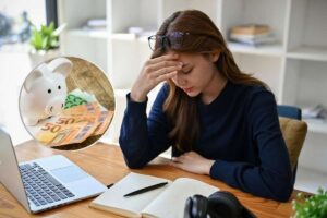 soldi donna preoccupata