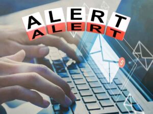 Mani sulla tastiera del computer e busta delle lettere