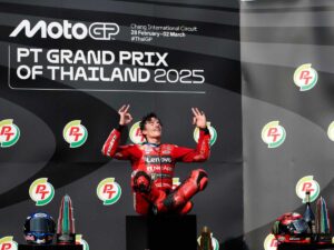 Marquez esulta in stile yoga la vittoria del Gran Premio