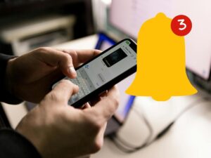 Persona usa smartphone notifica