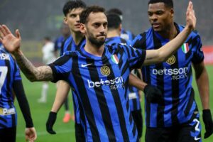 chalanoglu e giocatori inter