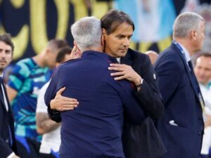 simone inzaghi abbraccia josé mourinho in campo