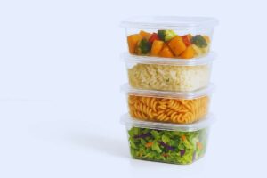 Contenitori di plastica uno sopra l'altro con dentro del cibo