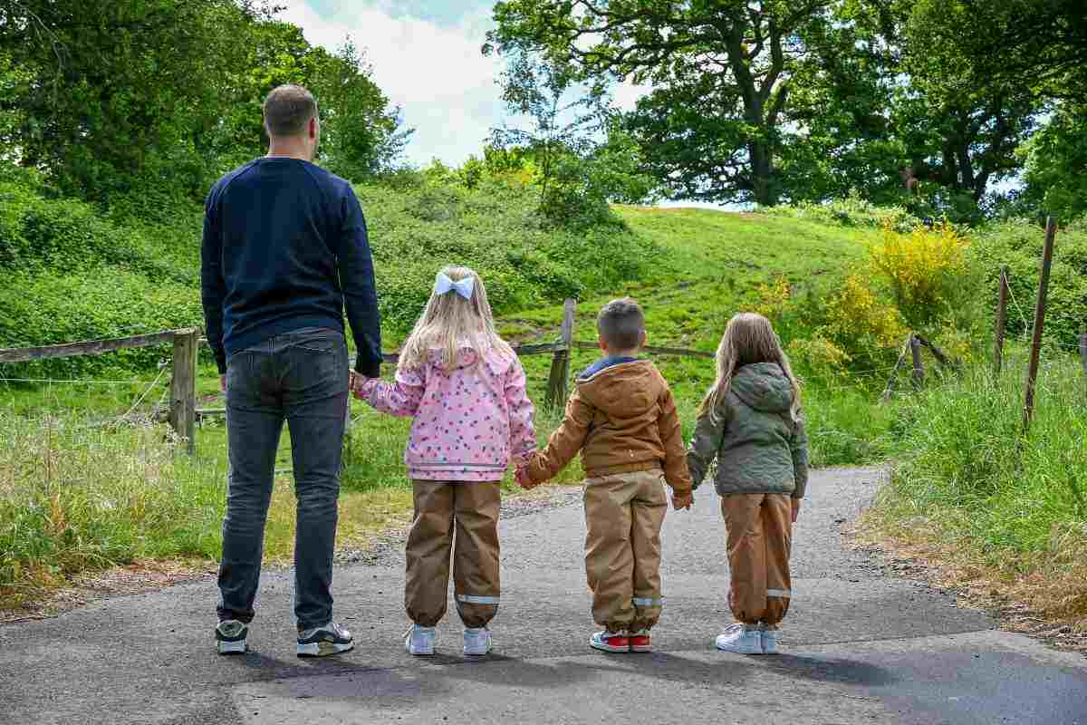 Papà di spalle con le sue tre bambine