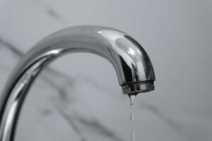 Rubinetto che perde una goccia d'acqua