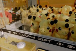 Peluche di Pikachu in una macchinetta