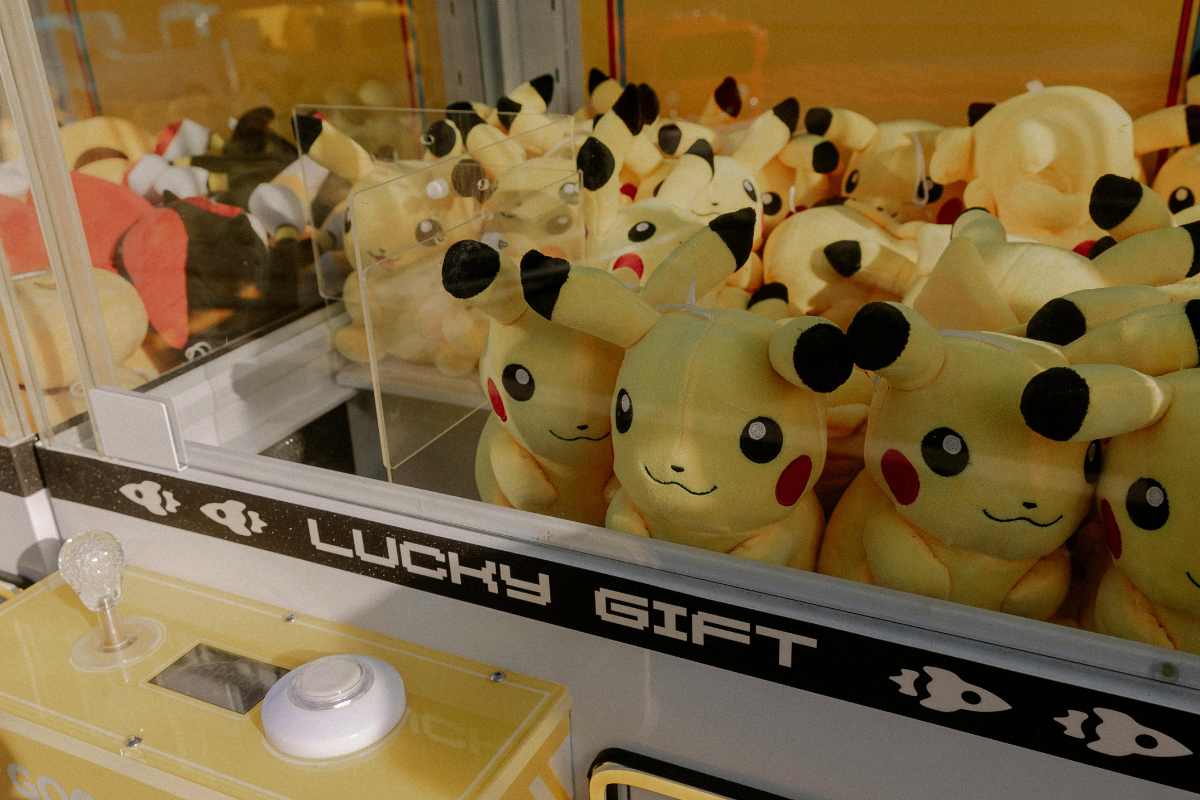 Peluche di Pikachu in una macchinetta